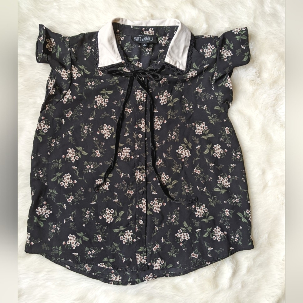 NWT Black Floral Print Short Sleeve Button Blouse w/ Collar & Velvet Ribbon / M